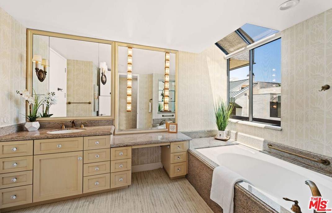 2176 Century Hl, Los Angeles CA  90067-3501 exterior