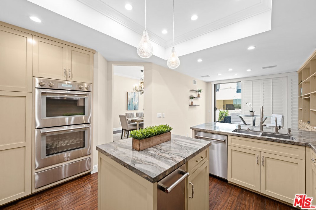 2176 Century Hl, Los Angeles CA  90067-3501 exterior