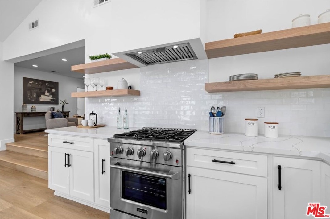4223 Edgehill Dr, Los Angeles CA  90008-4509 exterior