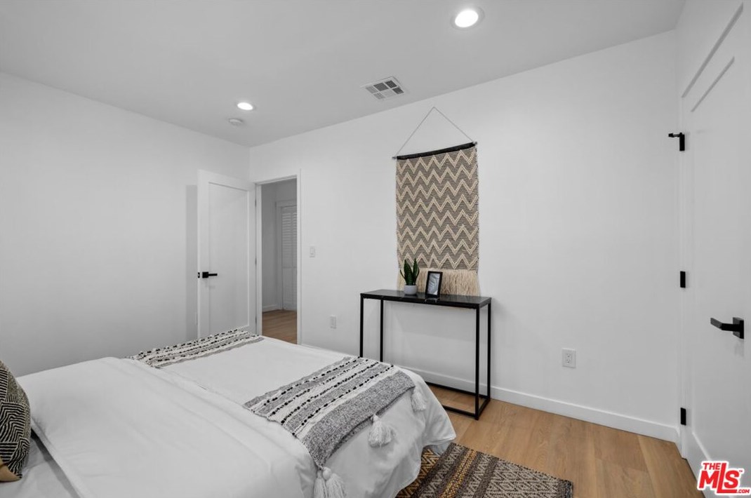 4223 Edgehill Dr, Los Angeles CA  90008-4509 exterior