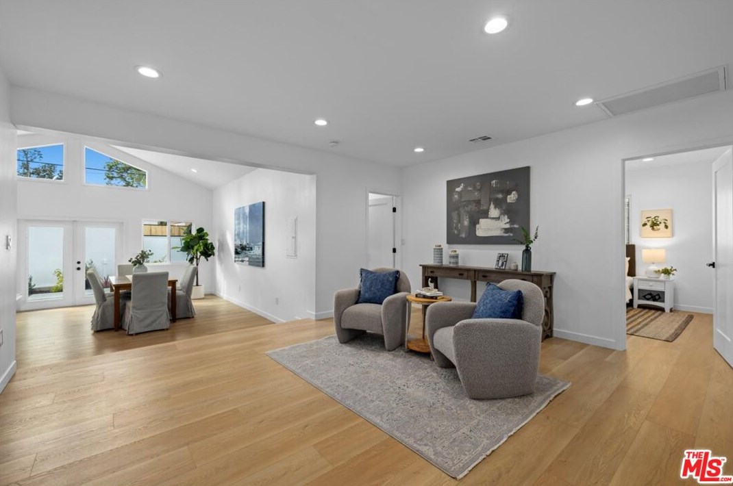 4223 Edgehill Dr, Los Angeles CA  90008-4509 exterior