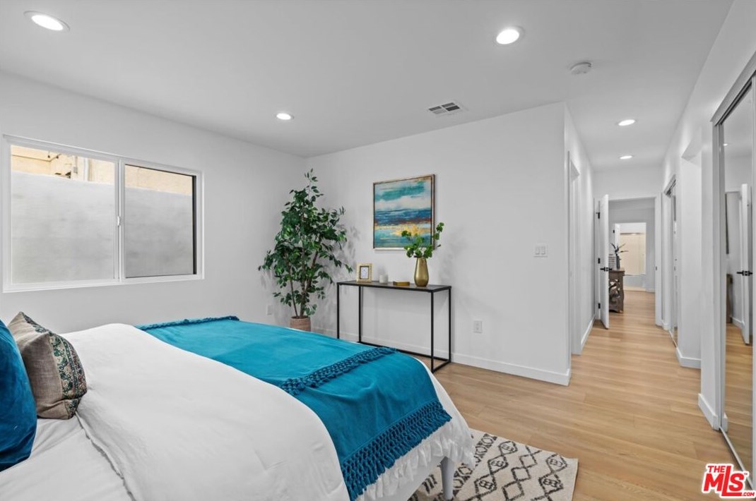 4223 Edgehill Dr, Los Angeles CA  90008-4509 exterior