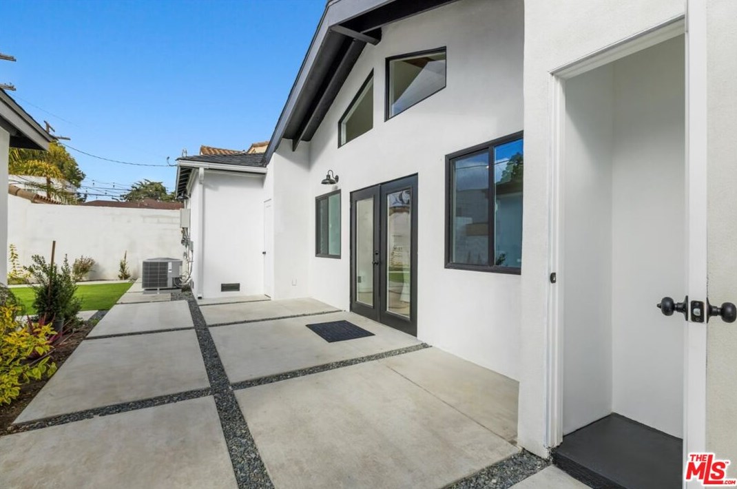 4223 Edgehill Dr, Los Angeles CA  90008-4509 exterior
