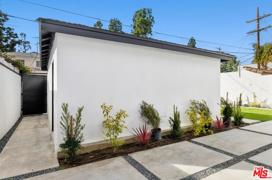 4223 Edgehill Dr, Los Angeles CA  90008-4509 exterior