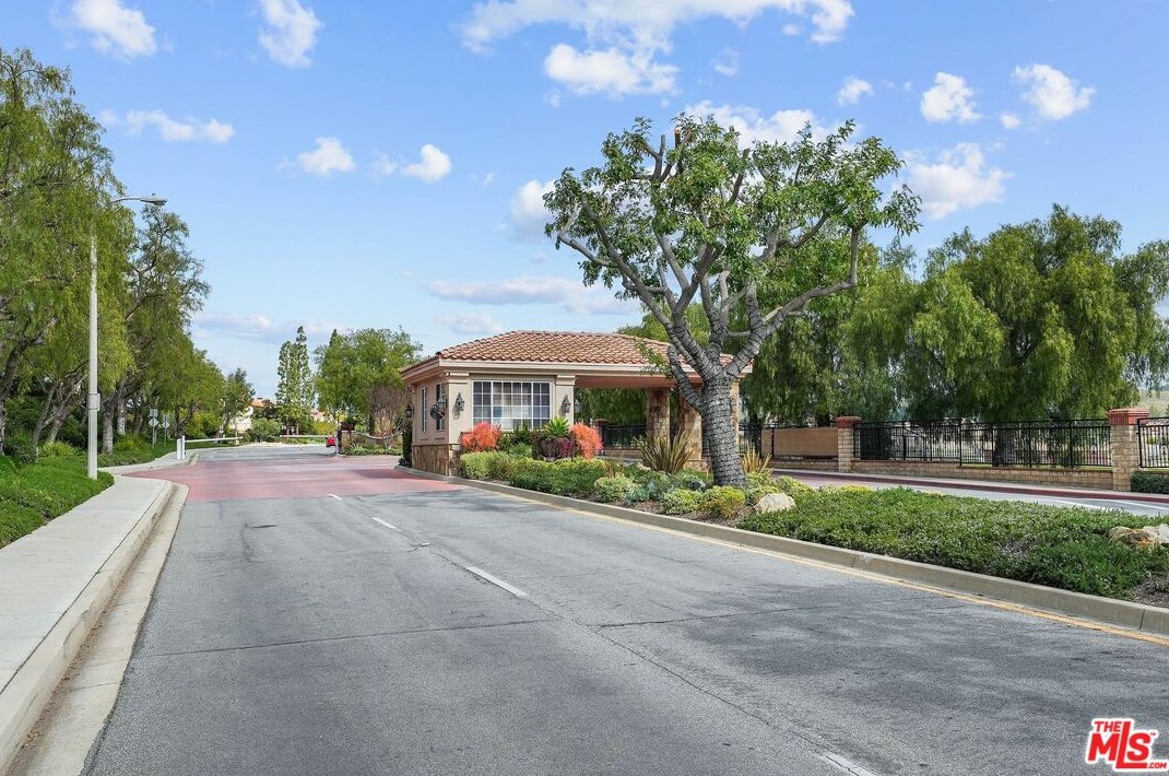 1575 Applefield St, Thousand Oaks CA  91320-5996 exterior