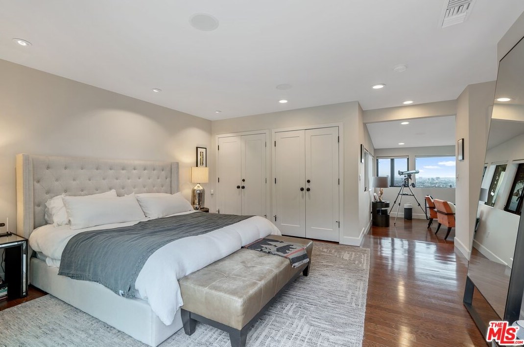 6331 Quebec Dr, Los Angeles CA  90068-2831 exterior