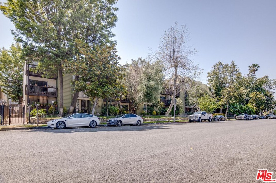 525 Ardmore Ave, Los Angeles CA  90004-2057 exterior