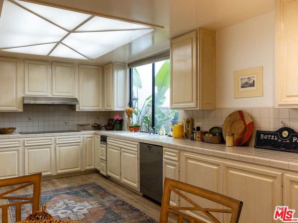 2393 Century Hl, Los Angeles CA  90067-3508 exterior