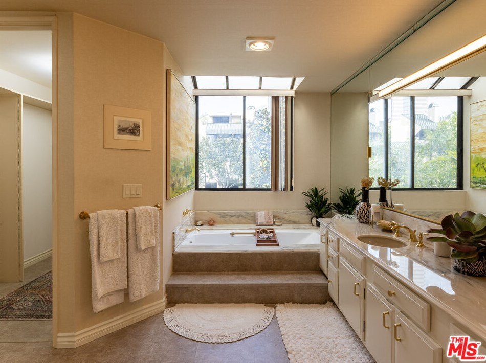 2393 Century Hl, Los Angeles CA  90067-3508 exterior