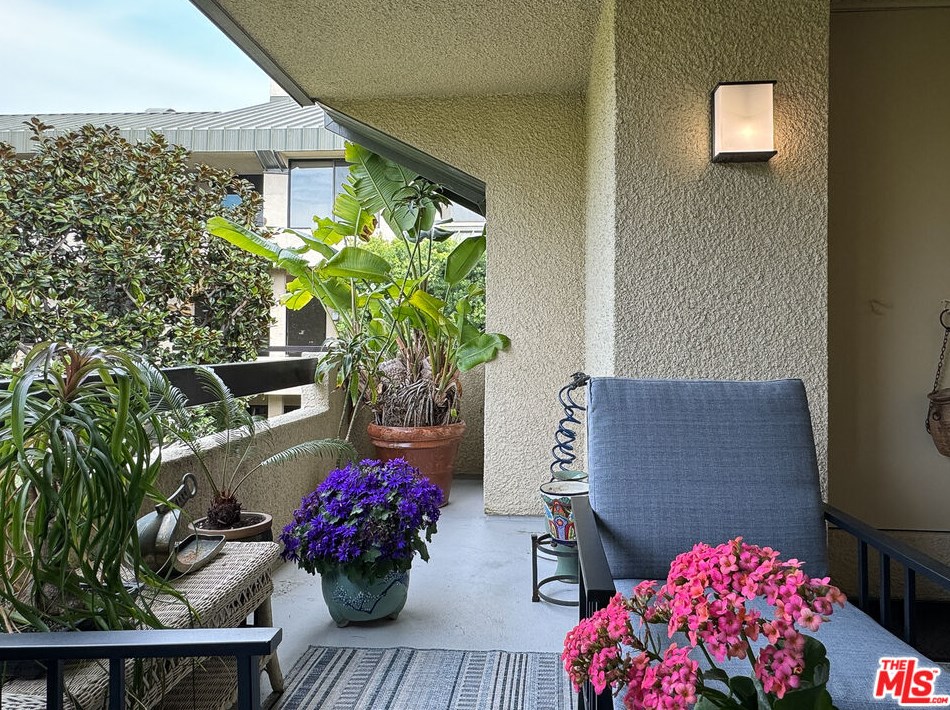 2393 Century Hl, Los Angeles CA  90067-3508 exterior