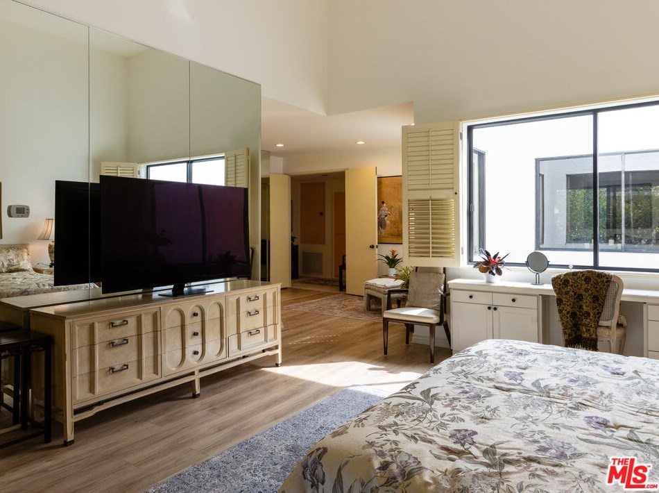 2393 Century Hl, Los Angeles CA  90067-3508 exterior