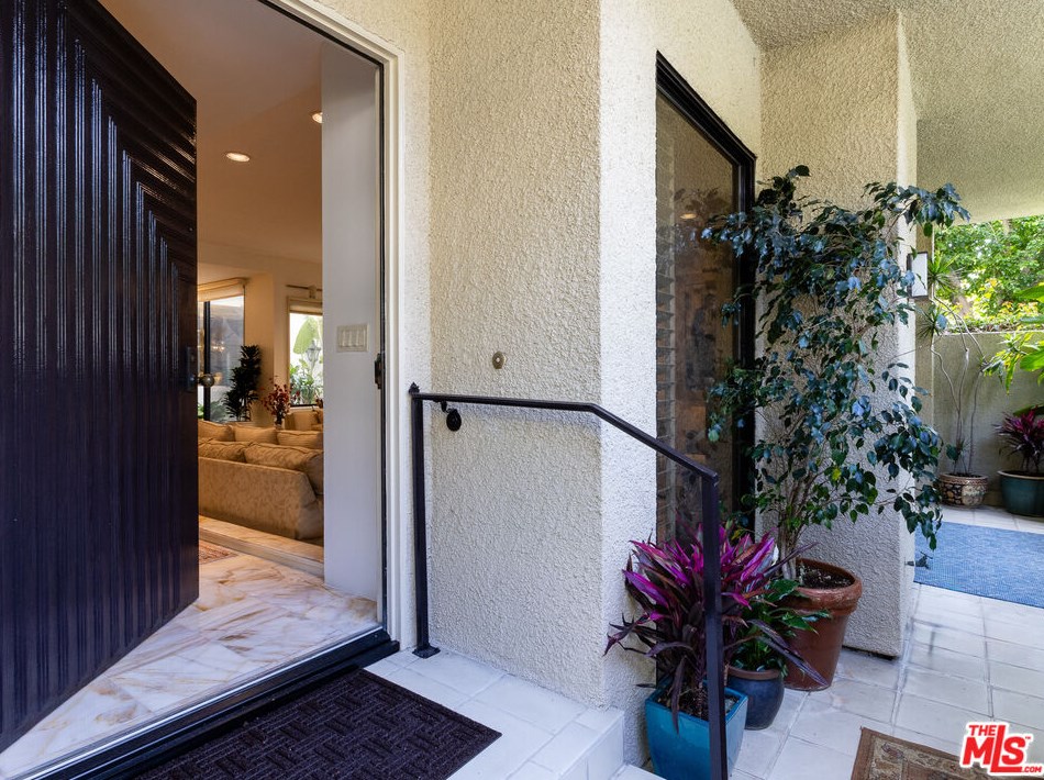 2393 Century Hl, Los Angeles CA  90067-3508 exterior