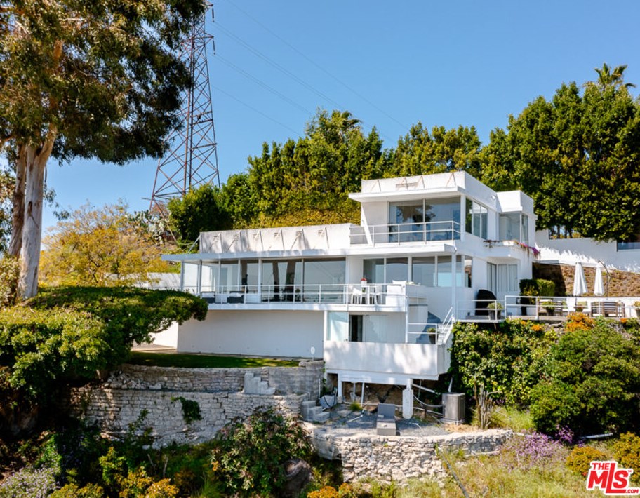 1880 Blue Heights Dr, Los Angeles CA  90069-1302 exterior