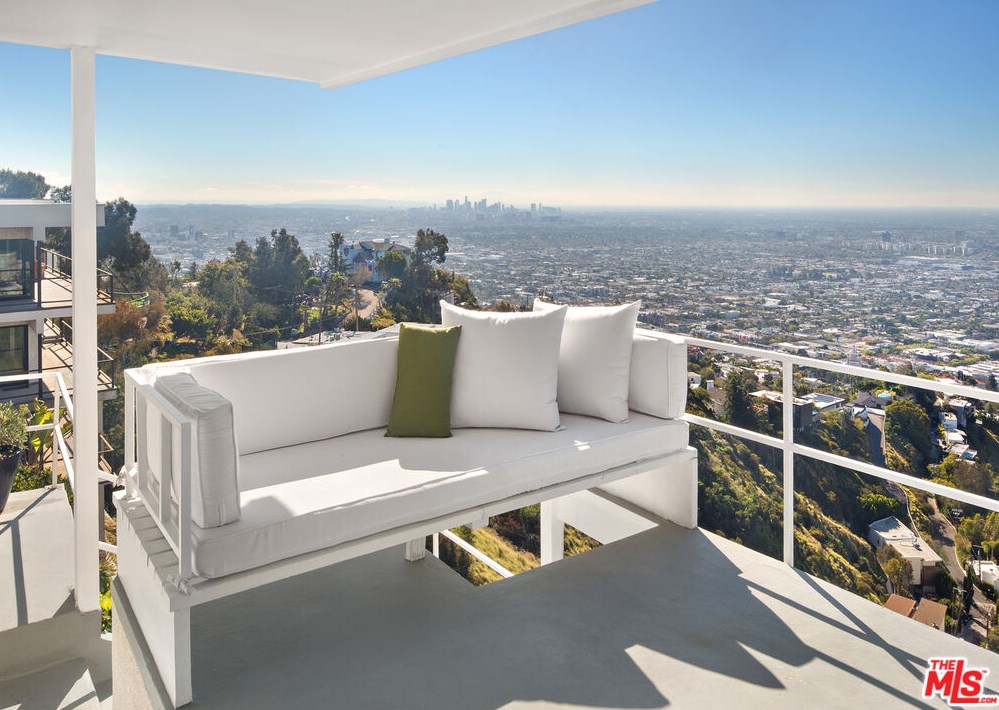 1880 Blue Heights Dr, Los Angeles CA  90069-1302 exterior