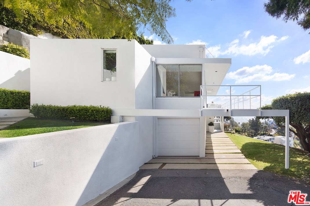 1880 Blue Heights Dr, Los Angeles CA  90069-1302 exterior