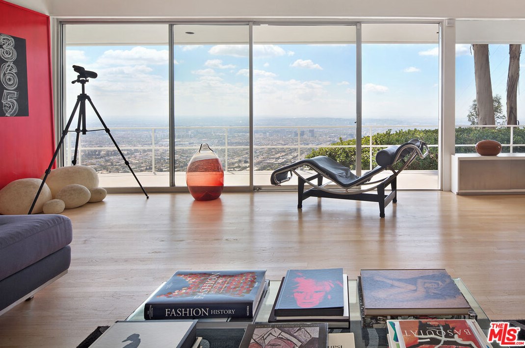 1880 Blue Heights Dr, Los Angeles CA  90069-1302 exterior