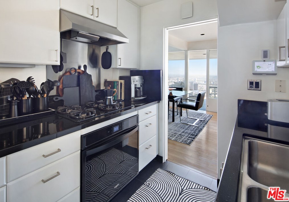 1880 Blue Heights Dr, Los Angeles CA  90069-1302 exterior