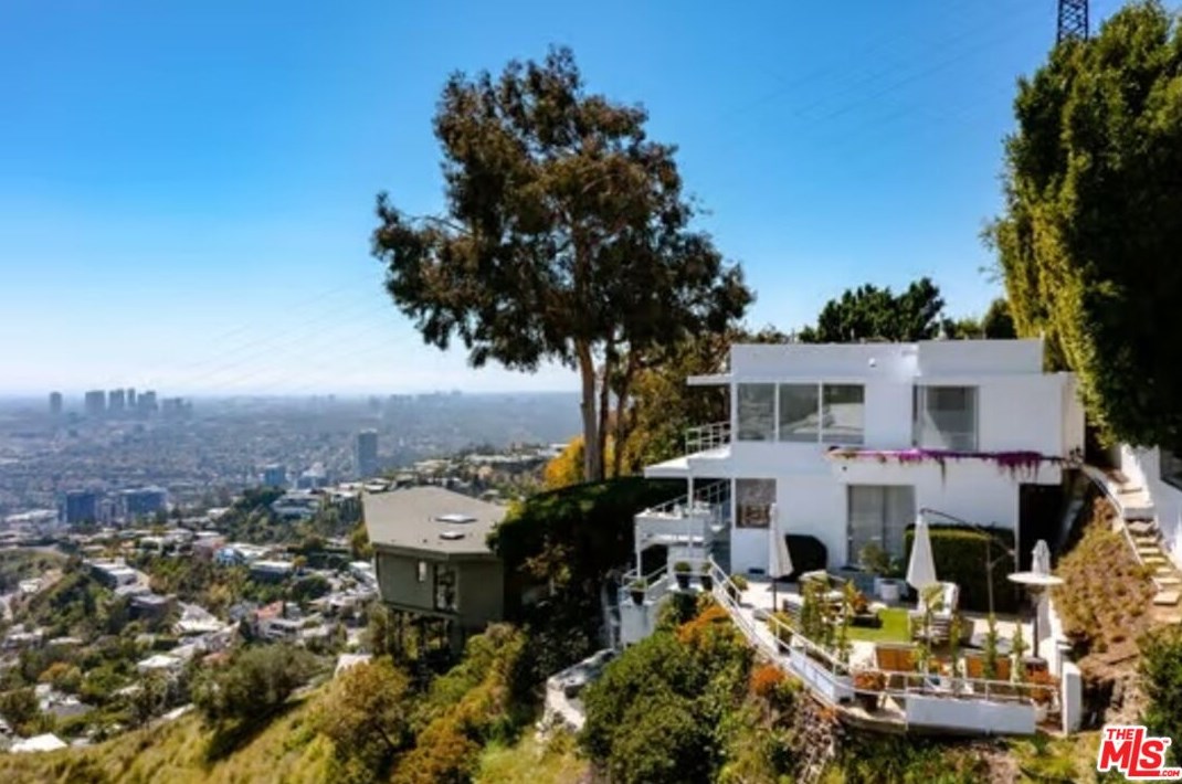 1880 Blue Heights Dr, Los Angeles CA  90069-1302 exterior