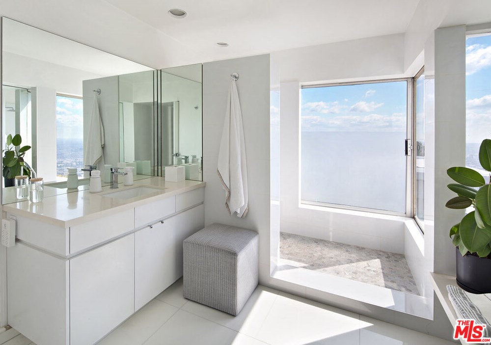 1880 Blue Heights Dr, Los Angeles CA  90069-1302 exterior