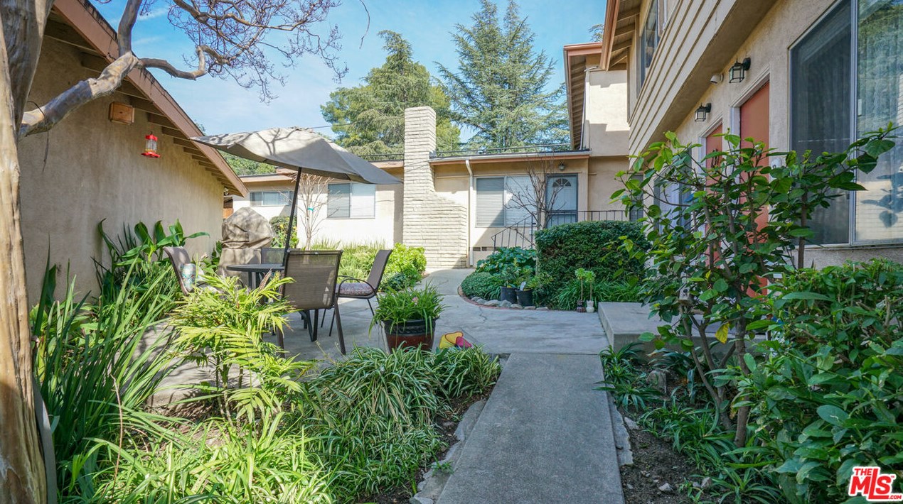 3459 Montrose Ave, Glendale CA 91214-3382 exterior