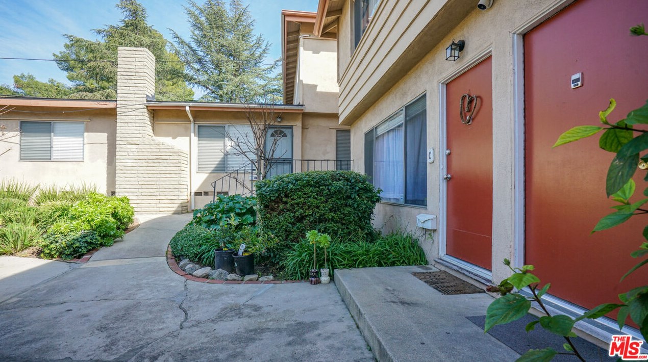 3459 Montrose Ave, Glendale CA 91214-3382 exterior