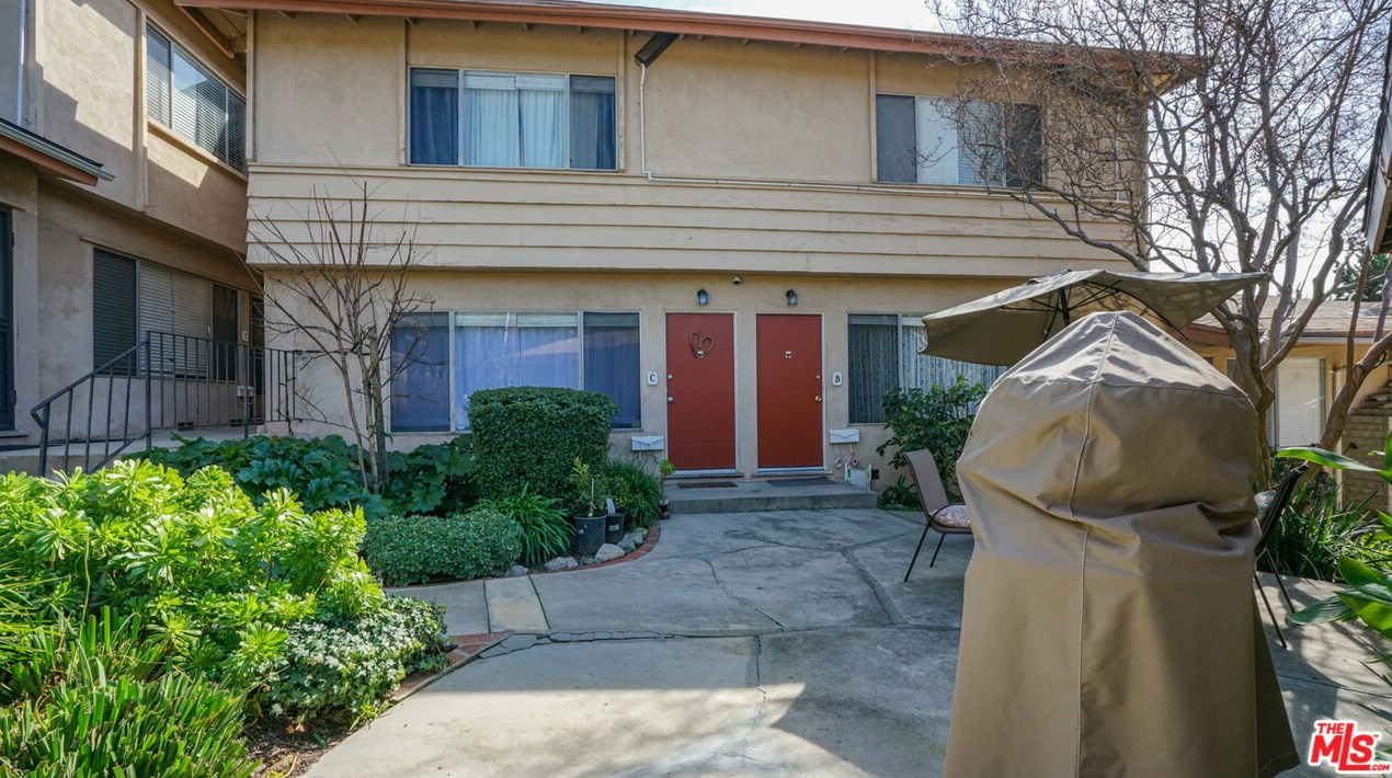 3459 Montrose Ave, Glendale CA 91214-3382 exterior