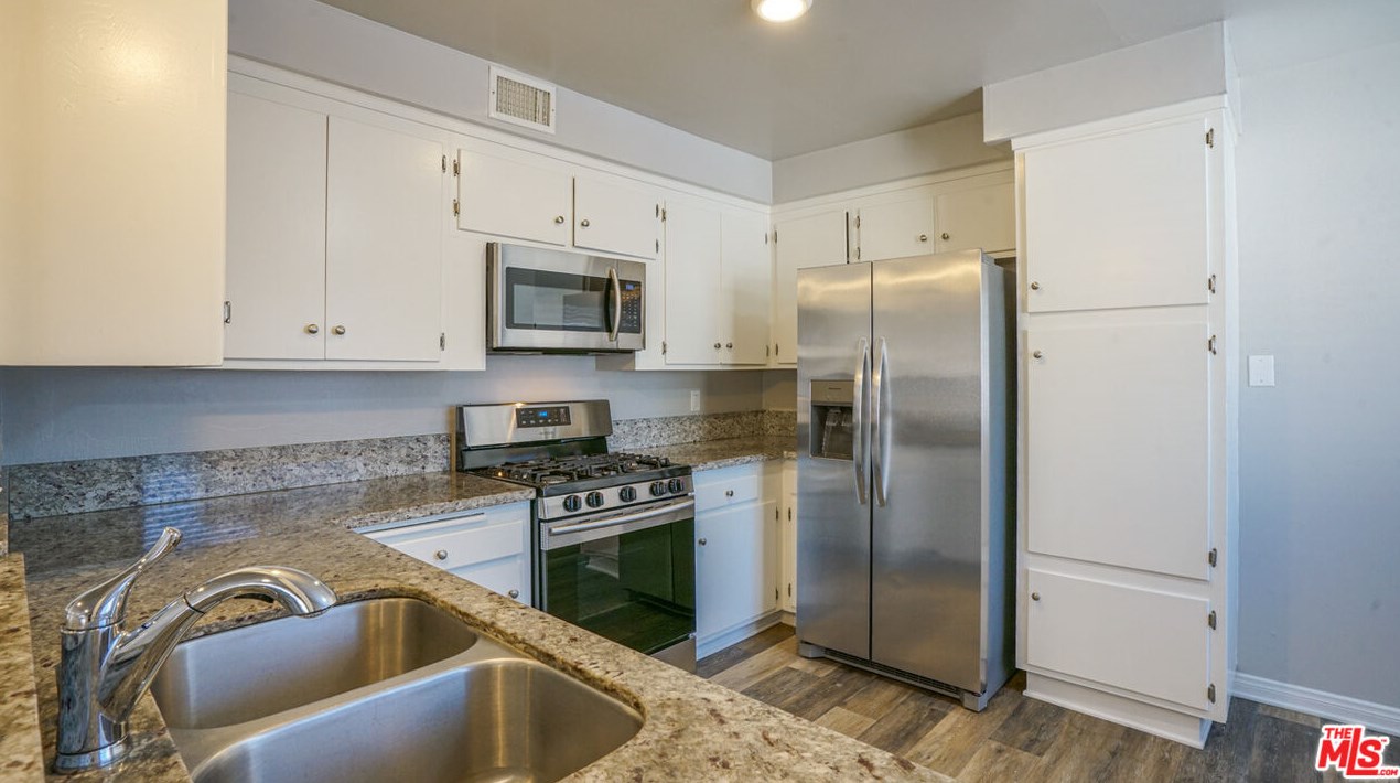 3459 Montrose Ave, Glendale CA 91214-3382 exterior