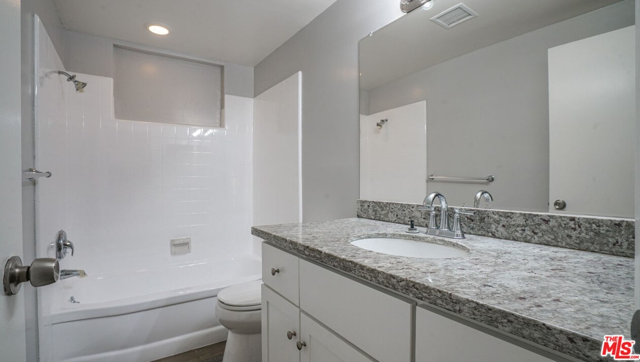 3459 Montrose Ave, Glendale CA 91214-3382 exterior