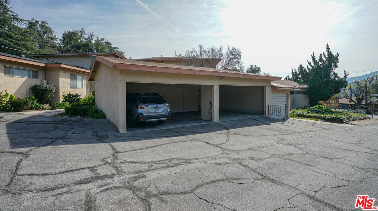 3459 Montrose Ave, Glendale CA 91214-3382 exterior