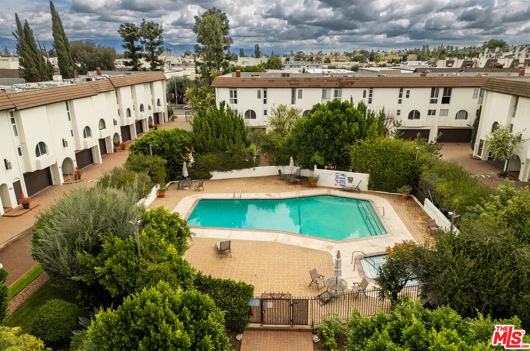 5279 Newcastle Ave, Van Nuys CA 91316-3093 exterior