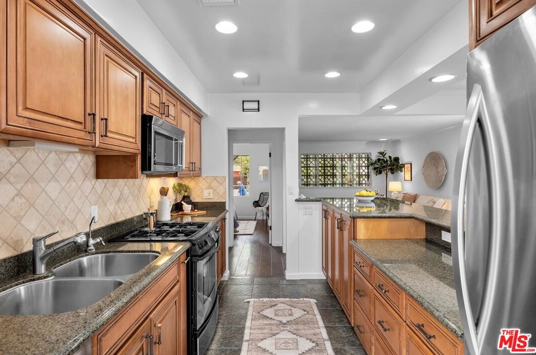 11038 Braddock Dr, Los Angeles CA  90230-4213 exterior