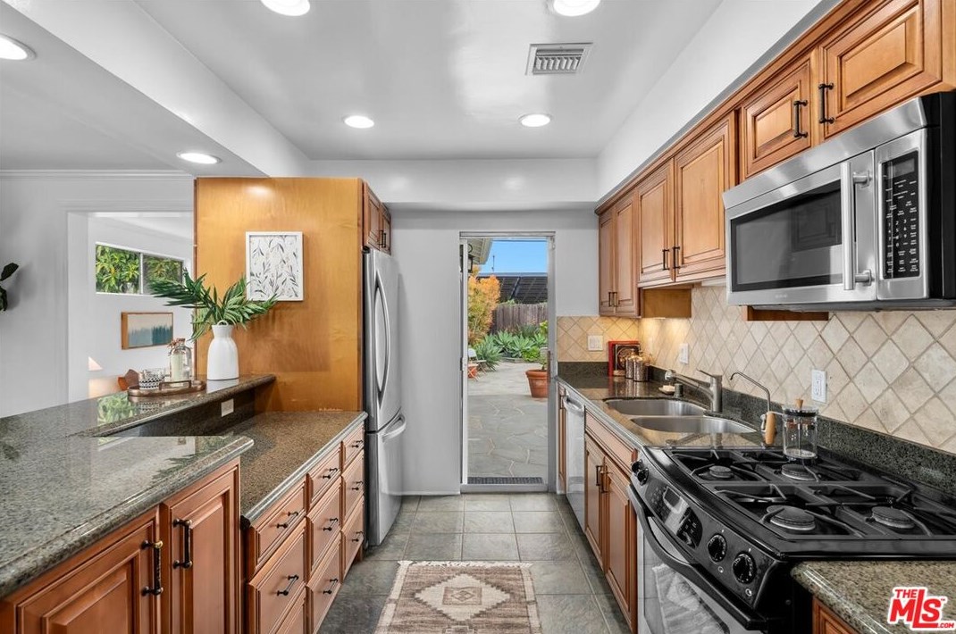 11038 Braddock Dr, Los Angeles CA  90230-4213 exterior