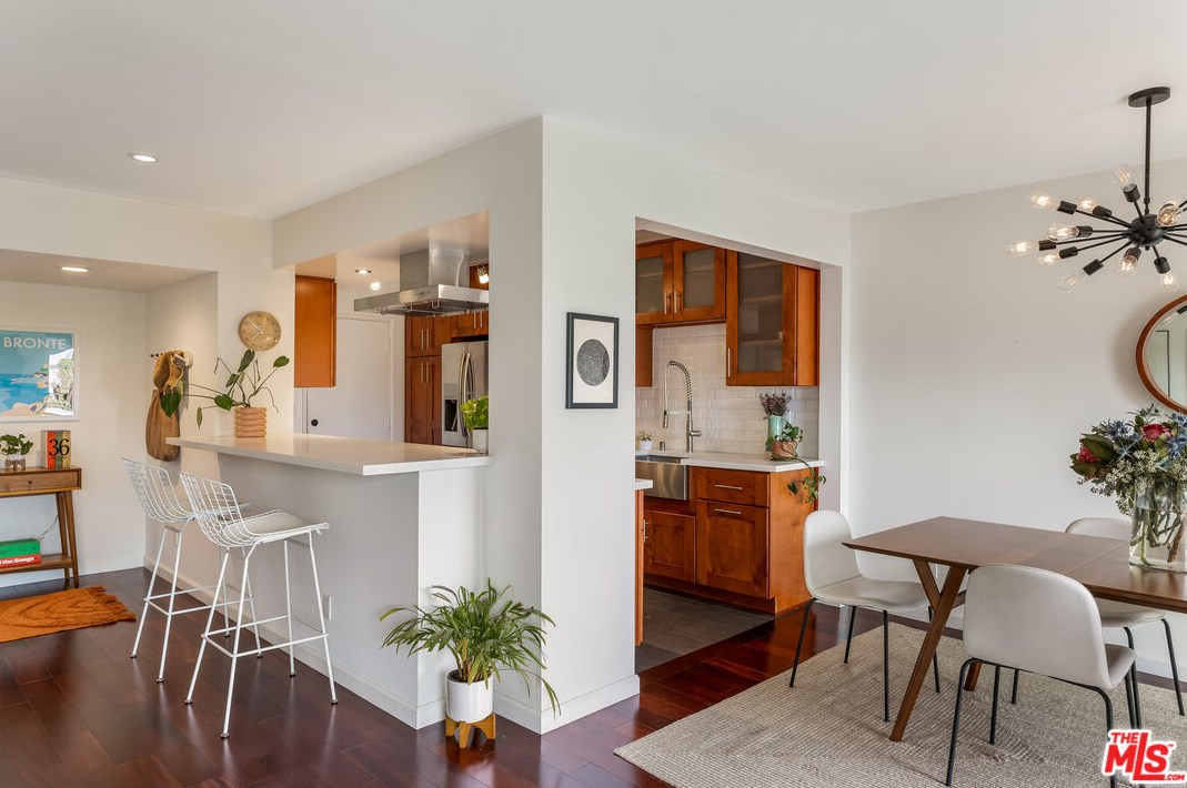 949 Kings Rd, Los Angeles CA 90069-4351 exterior