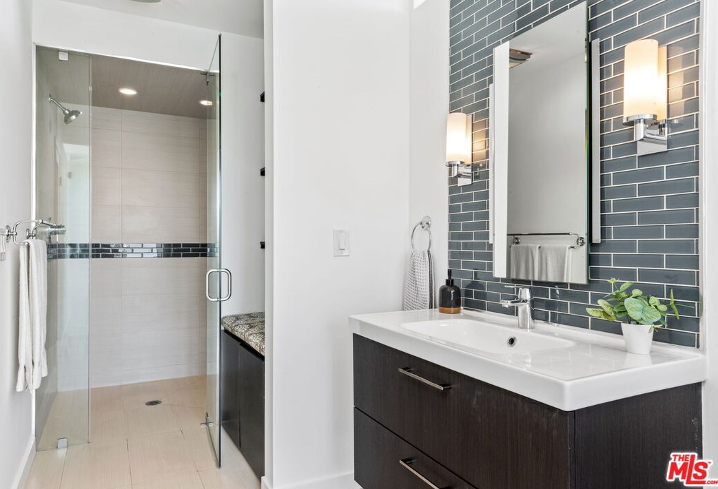 1680 Virginia Rd, Los Angeles CA  90019-5934 exterior