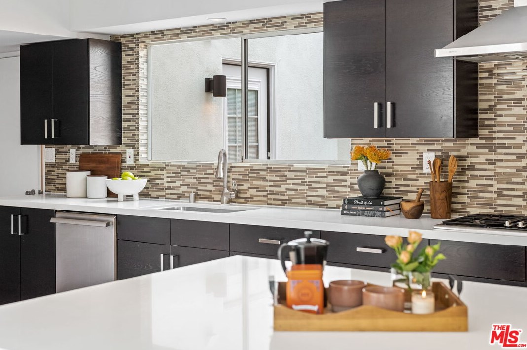 1680 Virginia Rd, Los Angeles CA  90019-5934 exterior