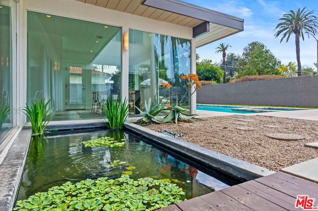 1680 Virginia Rd, Los Angeles CA  90019-5934 exterior