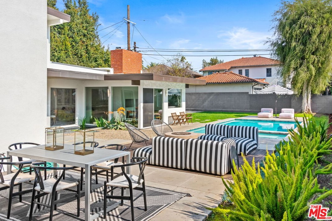 1680 Virginia Rd, Los Angeles CA  90019-5934 exterior