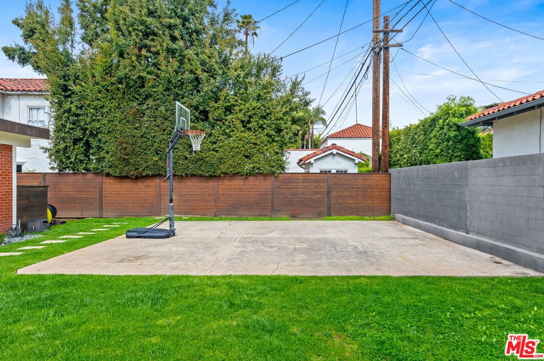 1680 Virginia Rd, Los Angeles CA  90019-5934 exterior