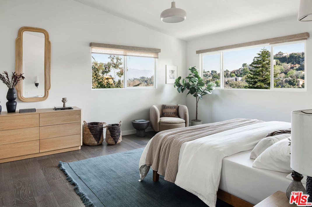 1664 Redesdale Ave, Los Angeles CA  90026-1654 exterior
