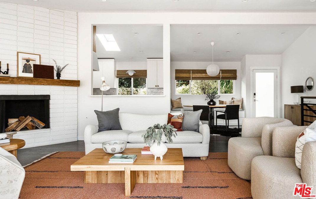 1664 Redesdale Ave, Los Angeles CA  90026-1654 exterior