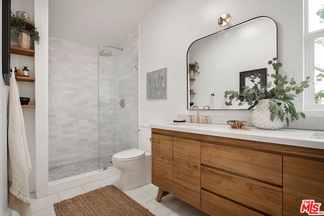 1664 Redesdale Ave, Los Angeles CA  90026-1654 exterior