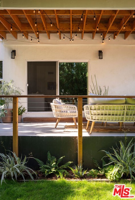 1664 Redesdale Ave, Los Angeles CA  90026-1654 exterior