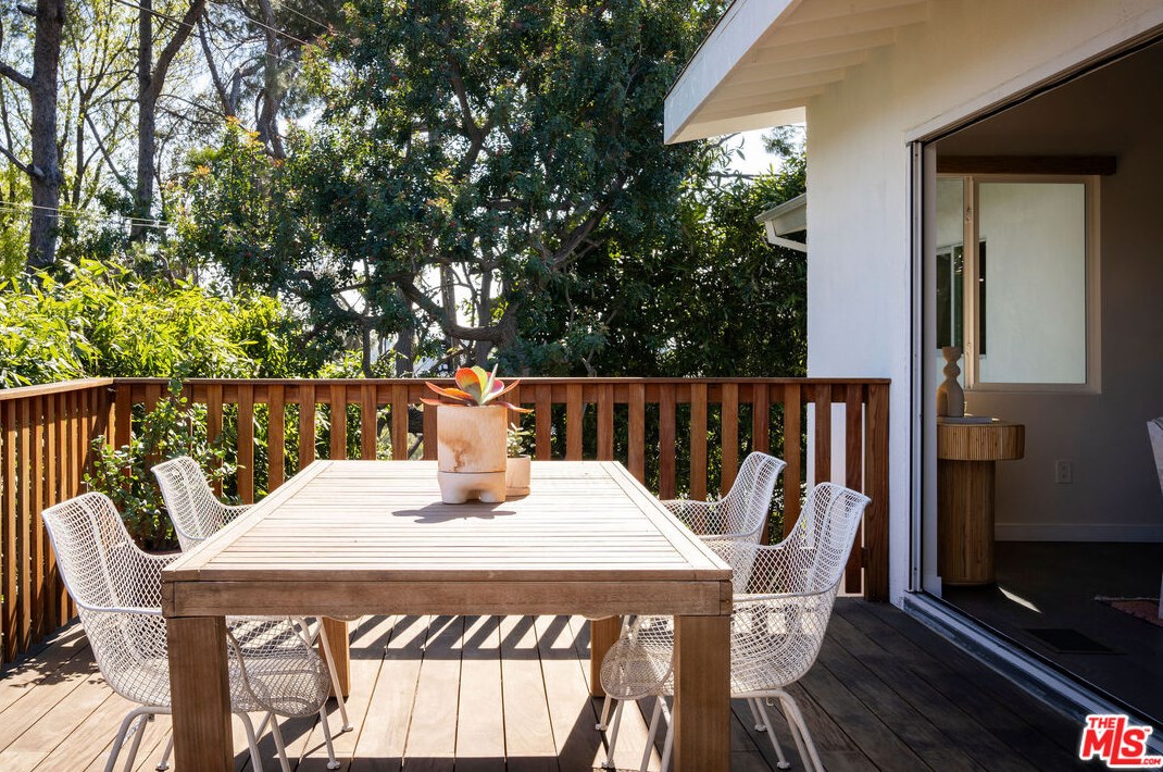 1664 Redesdale Ave, Los Angeles CA  90026-1654 exterior