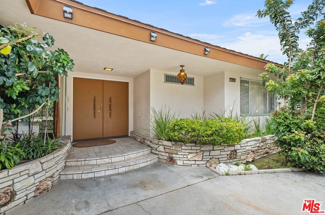 6521 Bedford Ave, Los Angeles CA  90056-2101 exterior