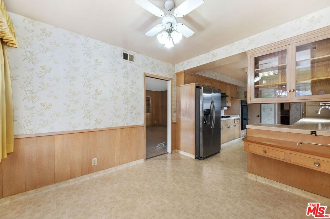 6521 Bedford Ave, Los Angeles CA  90056-2101 exterior