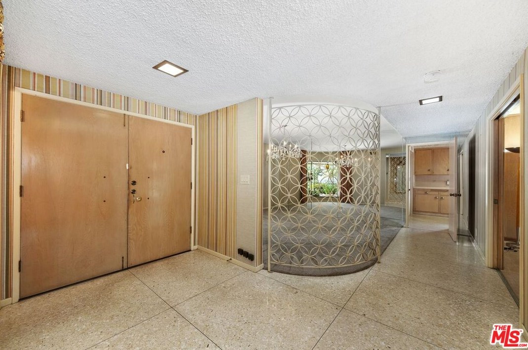 6521 Bedford Ave, Los Angeles CA  90056-2101 exterior