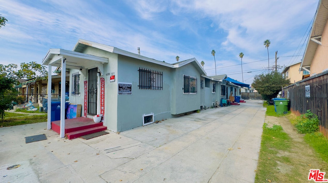 609 62nd St, Los Angeles CA  90001-1501 exterior