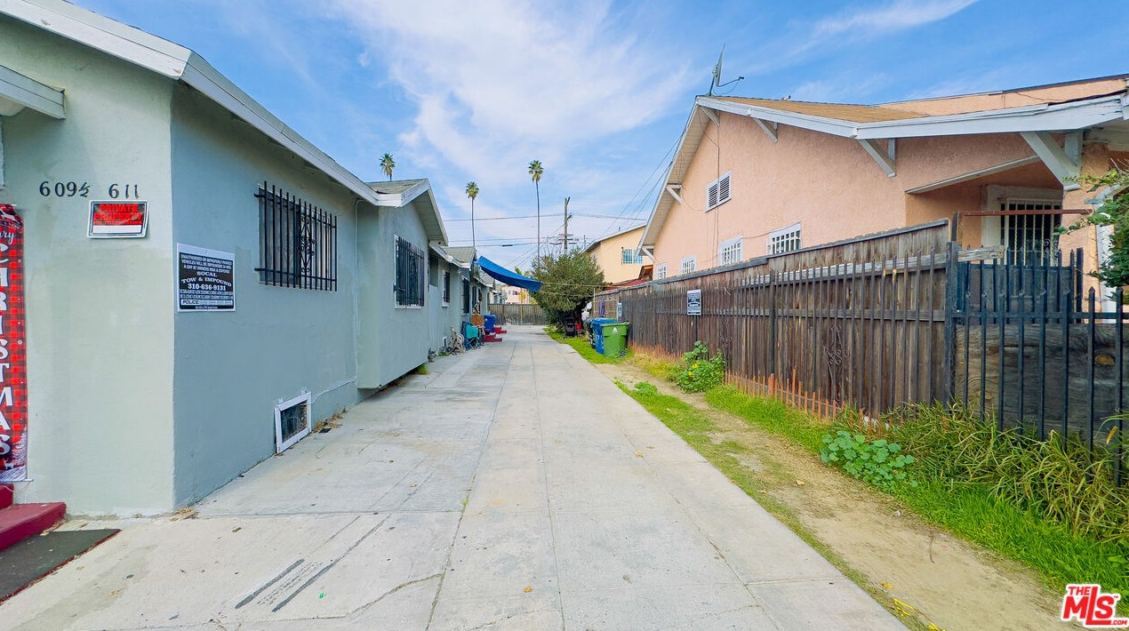 609 62 St, Los Angeles CA  90001-1501 exterior