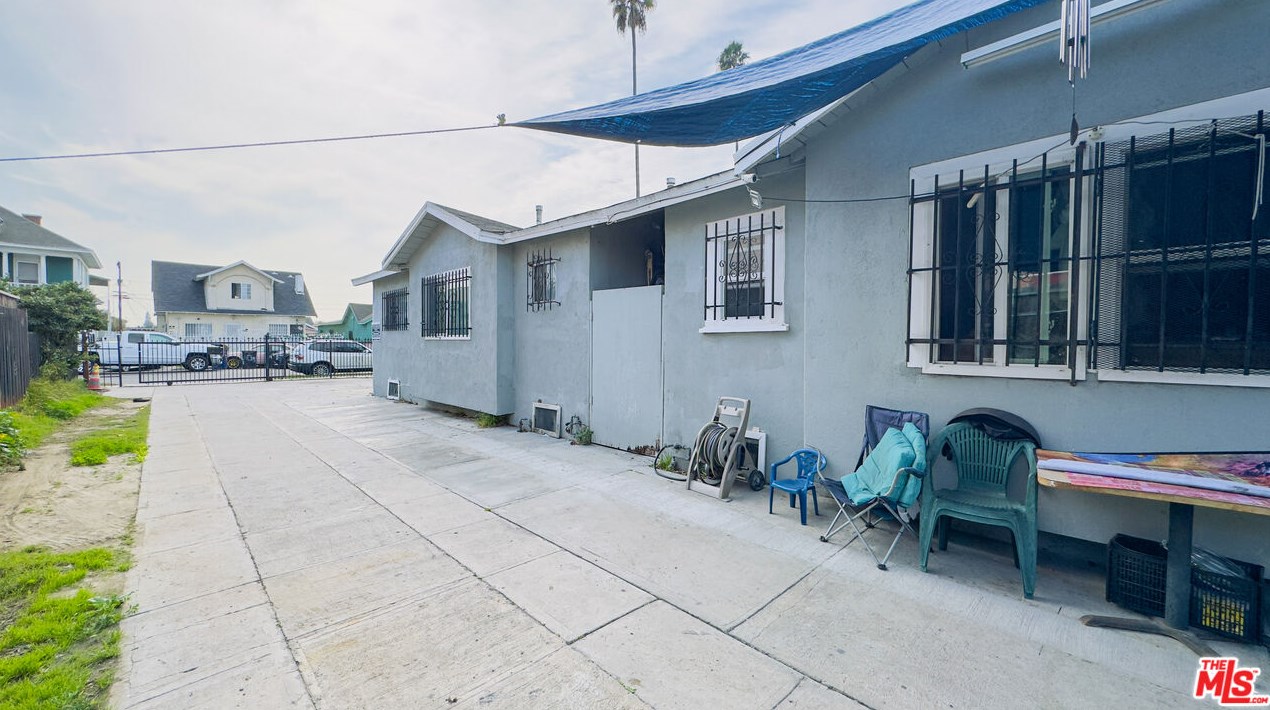 609 62 St, Los Angeles CA  90001-1501 exterior