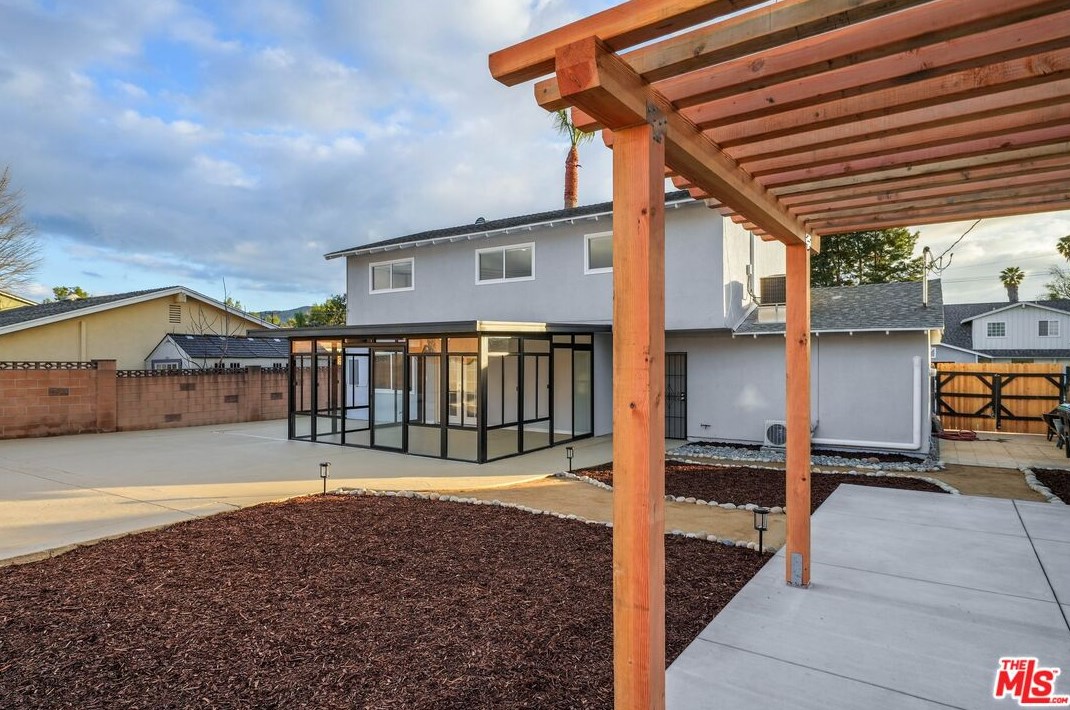 2017 Morley St, Simi Valley CA  93065-3533 exterior
